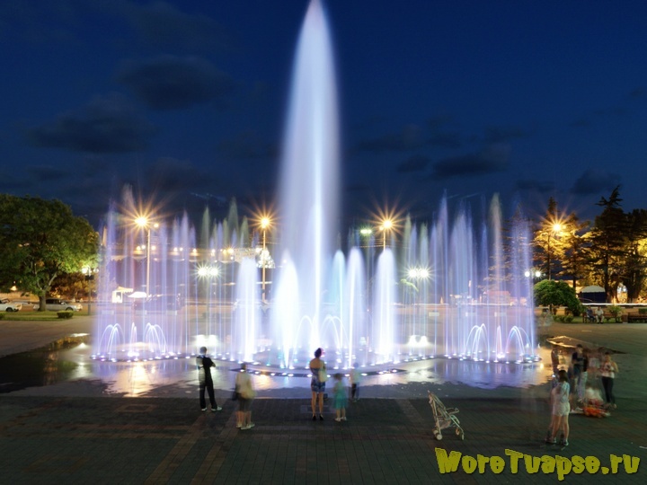 Туапсе, фонтан поющий цветной (светомузыкальный)